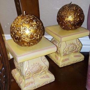 A set of pedestal new ( price is only for the pedestal) candles Not included